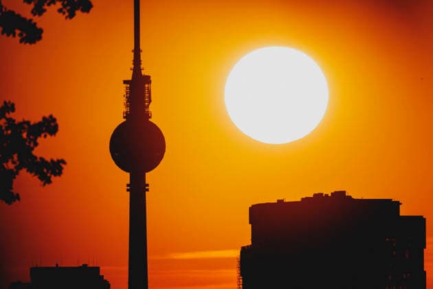 Die untergehende Sonne zeichnet sich ab hinter dem Fernsehturm in Berlin, 19.06.2026. In ganz Deutschland herrscht aktuell eine Hitzewelle. Berlin Deutschland *** The setting sun is visible behind the TV tower in Berlin, June 19, 2026. A heat wave is currently affecting all of Germany. Berlin, Germany,detected_source_language Copyright: xFlorianxGaertnerx