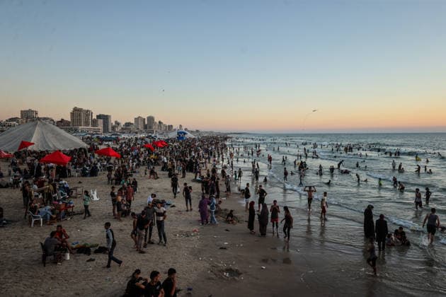 Gazans gather along the coast to escape heat and hardship GAZA CITY, GAZA, PALESTINE - JUNE 19: Palestinian families spend time along the coast of Gaza City in the evening, seeking relief from rising temperatures and difficult living conditions during sunset in Gaza, Palestine, on June 19, 2026. Ali Jadallah Anadolu Gaza City Gaza. Editorial use only. Please get in touch for any other usage.  Copyright: x2026xAnadoluxAlixJadallahx