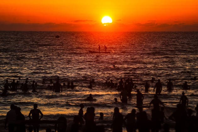 Gazans gather along the coast to escape heat and hardship GAZA CITY, GAZA, PALESTINE - JUNE 19: Palestinian families spend time along the coast of Gaza City in the evening, seeking relief from rising temperatures and difficult living conditions during sunset in Gaza, Palestine, on June 19, 2026. Ali Jadallah Anadolu Gaza City Gaza. Editorial use only. Please get in touch for any other usage.  Copyright: x2026xAnadoluxAlixJadallahx