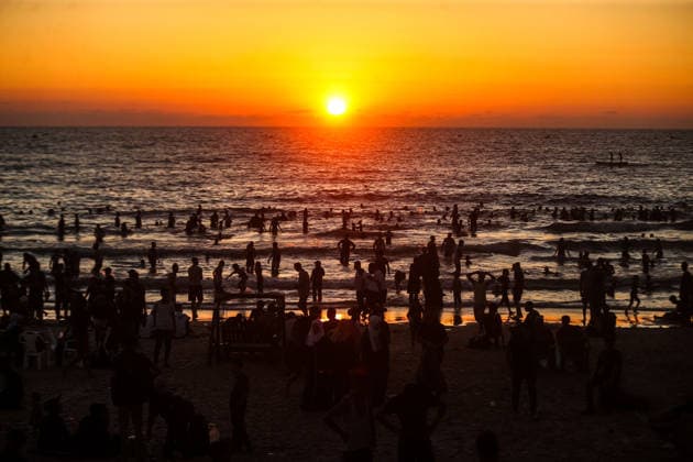 Gazans gather along the coast to escape heat and hardship GAZA CITY, GAZA, PALESTINE - JUNE 19: Palestinian families spend time along the coast of Gaza City in the evening, seeking relief from rising temperatures and difficult living conditions during sunset in Gaza, Palestine, on June 19, 2026. Ali Jadallah Anadolu Gaza City Gaza. Editorial use only. Please get in touch for any other usage.  Copyright: x2026xAnadoluxAlixJadallahx