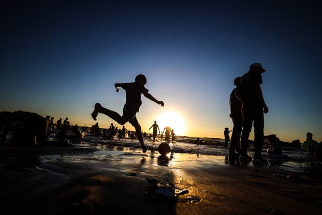 Gazans gather along the coast to escape heat and hardship GAZA CITY, GAZA, PALESTINE - JUNE 19: Palestinian families spend time along the coast of Gaza City in the evening, seeking relief from rising temperatures and difficult living conditions during sunset in Gaza, Palestine, on June 19, 2026. Ali Jadallah Anadolu Gaza City Gaza. Editorial use only. Please get in touch for any other usage.  Copyright: x2026xAnadoluxAlixJadallahx