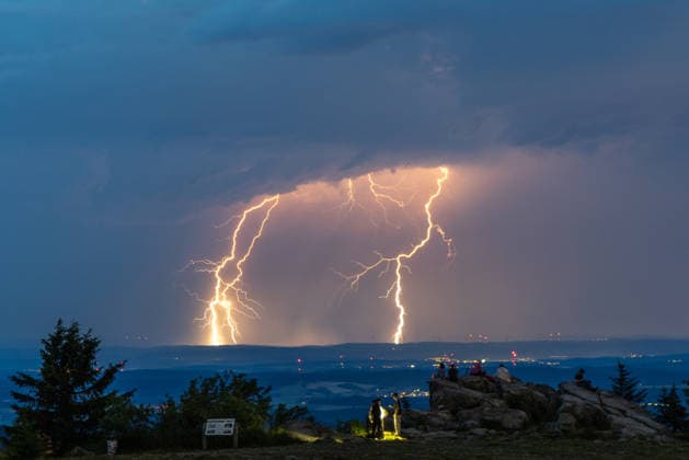 Gewitter in Hessen Menschen beobachten Blitze eines Gewitters am Großen Feldberg im Taunus., Schmitten Hessen Deutschland *** Thunderstorm in Hesse