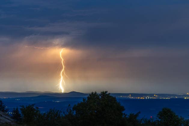 Gewitter in Hessen Blitze eines Gewitters sind vom Großen Feldberg im Taunus aus in Richtung Norden zu sehen., Schmitten Hessen Deutschland *** Thunderstorm in Hesse