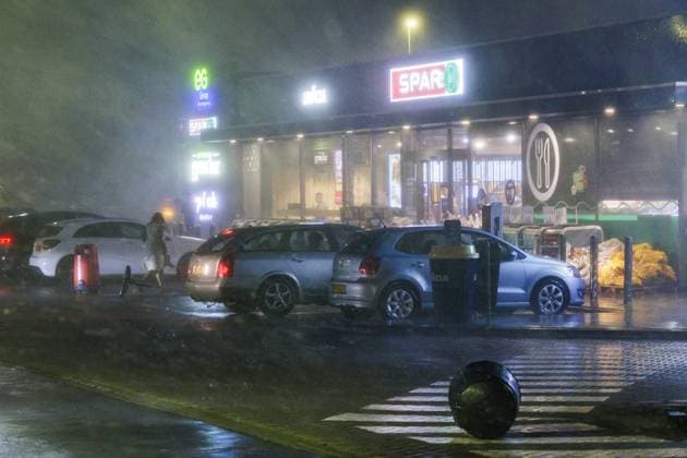 MUIDEN, The Netherlands, 2026-06-19 22:32:29 MUIDEN, 19-06-2026, Severe weather with heavy thunderstorms, heavy rain and strong gusts of wind over the Esso Honswijck gas station. Photo: NLBeeld Robert Meerding Credit: NL Beeld Robert Meerding Inc  Copyright: xx x