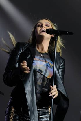 Perrie performs at the Isle of Wight festival in Newport, UK - 19 Jun 2026 English singer songwriter Perrie Louise Edwards known professionally as Perrie performing live on stage at the Isle of Wight festival. Her music career began when she auditioned for The X Factor UK, and joined the line up for Little Mix. She launched her career as a solo artist in 2024 Newport United Kingdom Copyright: xDawnxFletcher-Parkx xSOPAxImagesx DSCF4500