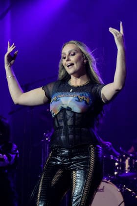 Perrie performs at the Isle of Wight festival in Newport, UK - 19 Jun 2026 English singer songwriter Perrie Louise Edwards known professionally as Perrie performing live on stage at the Isle of Wight festival. Her music career began when she auditioned for The X Factor UK, and joined the line up for Little Mix. She launched her career as a solo artist in 2024 Newport United Kingdom Copyright: xDawnxFletcher-Parkx xSOPAxImagesx DSCF4652