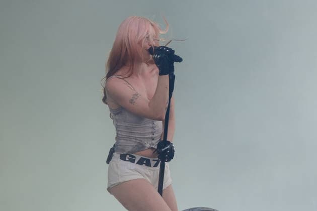 Wet Leg performs at the Isle of Wight festival in Newport, UK - 19 Jun 2026 British singer songwriter Rhian Louise Teasdale performing live on stage with Wet Leg at the Isle of Wight festival. Wet Leg are an English indie rock band from the Isle of Wight, founded in 2019. They won Best New Artist and Best British Group at the 2023 Brit Awards Newport United Kingdom Copyright: xDawnxFletcher-Parkx xSOPAxImagesx DSCF4373