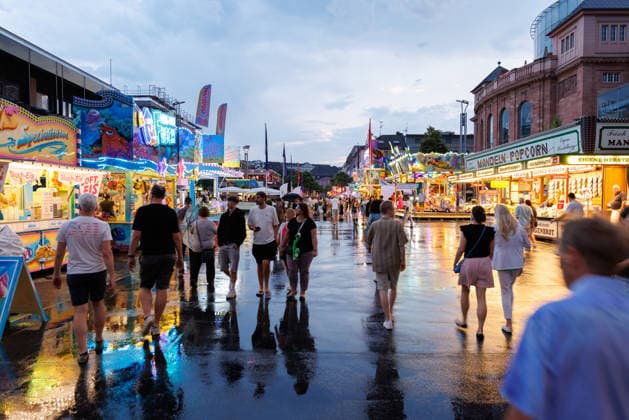 Johannisnacht, Mainz, 19.06.2026 Nach einem kurzen Sommergewitter sind die Straßen feucht Impressionen von der Mainzer Johannisnacht in der Mainzer Innenstadt, Aktuelles Zeitgeschehen, Rheinland-Pfalz, Mainzer Johannisnacht in Mainz am 19.06.2026 Mainz Innenstadt Rheinland-Pfalz Deutschland *** St. Johns Night, Mainz, June 19, 2026. After a brief summer thunderstorm, the streets are damp. Scenes from St. Johns Night in downtown Mainz; Current Events; Rhineland-Palatinate, St. John’s Night in Mainz on June 19, 2026; downtown Mainz; Rhineland-Palatinate; Germany,detected_source_language Copyright: xStephanxHahnex