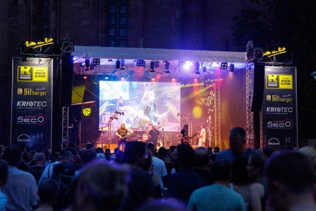 Johannisnacht, Mainz, 19.06.2026 Auf dem Domplatz unterhält auf der Rockland Radio Bühnen eine Rockband die Festbesucher Impressionen von der Mainzer Johannisnacht in der Mainzer Innenstadt, Aktuelles Zeitgeschehen, Rheinland-Pfalz, Mainzer Johannisnacht in Mainz am 19.06.2026 Mainz Innenstadt Rheinland-Pfalz Deutschland *** St. Johns Night, Mainz, June 19, 2026 On Cathedral Square, a rock band entertains festivalgoers on the Rockland Radio stage. Scenes from St. Johns Night in downtown Mainz, current events, Rhineland-Palatinate, Mainz St. John’s Night in Mainz on June 19, 2026; downtown Mainz; Rhineland-Palatinate; Germany,detected_source_language Copyright: xStephanxHahnex