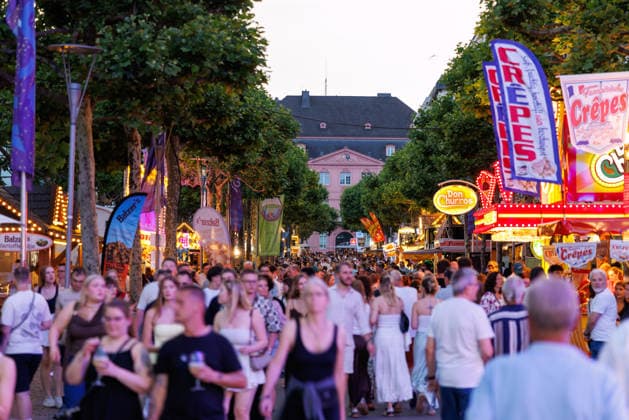 Johannisnacht, Mainz, 19.06.2026 Durch die Mainzer Ludwigsstraße drängen sich die Festbesucher Impressionen von der Mainzer Johannisnacht in der Mainzer Innenstadt, Aktuelles Zeitgeschehen, Rheinland-Pfalz, Mainzer Johannisnacht in Mainz am 19.06.2026 Mainz Innenstadt Rheinland-Pfalz Deutschland *** St. Johns Night, Mainz, June 19, 2026 Festivalgoers crowd through Ludwigsstraße in Mainz. Scenes from St. Johns Night in downtown Mainz, Current Events, Rhineland-Palatinate, Mainz St. John’s Night in Mainz on June 19, 2026; downtown Mainz; Rhineland-Palatinate; Germany,detected_source_language Copyright: xStephanxHahnex