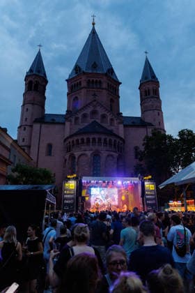 Johannisnacht, Mainz, 19.06.2026 Auf dem Domplatz unterhält auf der Rockland Radio Bühnen eine Rockband die Festbesucher; im Hintergrund der Mainzer Dom Impressionen von der Mainzer Johannisnacht in der Mainzer Innenstadt, Aktuelles Zeitgeschehen, Rheinland-Pfalz, Mainzer Johannisnacht in Mainz am 19.06.2026 Mainz Innenstadt Rheinland-Pfalz Deutschland *** St. Johns Night, Mainz, June 19, 2026 On Cathedral Square, a rock band entertains festivalgoers on the Rockland Radio stage against the backdrop of Mainz Cathedral. Scenes from St. Johns Night in downtown Mainz, current events, Rhineland-Palatinate, St. John’s Night in Mainz on June 19, 2026; downtown Mainz; Rhineland-Palatinate; Germany,detected_source_language Copyright: xStephanxHahnex