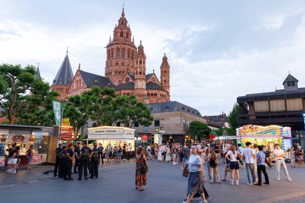 Johannisnacht, Mainz, 19.06.2026 Auch im Schatten des Mainzer Doms schlängelt sich das Festgelände entlang Impressionen von der Mainzer Johannisnacht in der Mainzer Innenstadt, Aktuelles Zeitgeschehen, Rheinland-Pfalz, Mainzer Johannisnacht in Mainz am 19.06.2026 Mainz Innenstadt Rheinland-Pfalz Deutschland *** St. Johns Night, Mainz, June 19, 2026 The festival grounds wind their way even in the shadow of Mainz Cathedral. Scenes from St. Johns Night in downtown Mainz, Current Events, Rhineland-Palatinate, Mainz St. John’s Night in Mainz on June 19, 2026; downtown Mainz; Rhineland-Palatinate; Germany,detected_source_language Copyright: xStephanxHahnex