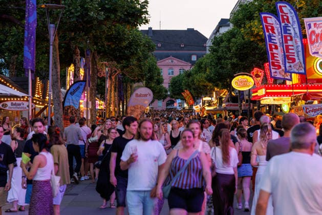 Johannisnacht, Mainz, 19.06.2026 Durch die Mainzer Ludwigsstraße drängen sich die Festbesucher Impressionen von der Mainzer Johannisnacht in der Mainzer Innenstadt, Aktuelles Zeitgeschehen, Rheinland-Pfalz, Mainzer Johannisnacht in Mainz am 19.06.2026 Mainz Innenstadt Rheinland-Pfalz Deutschland *** St. Johns Night, Mainz, June 19, 2026 Festivalgoers crowd through Ludwigsstraße in Mainz. Scenes from St. Johns Night in downtown Mainz, Current Events, Rhineland-Palatinate, Mainz St. John’s Night in Mainz on June 19, 2026; downtown Mainz; Rhineland-Palatinate; Germany,detected_source_language Copyright: xStephanxHahnex