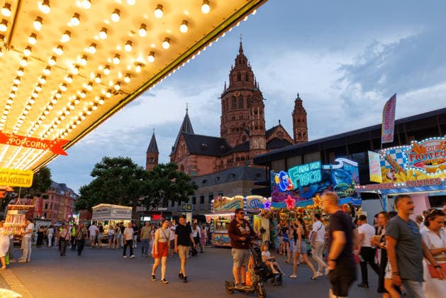 Johannisnacht, Mainz, 19.06.2026 Auch im Schatten des Mainzer Doms schlängelt sich das Festgelände entlang Impressionen von der Mainzer Johannisnacht in der Mainzer Innenstadt, Aktuelles Zeitgeschehen, Rheinland-Pfalz, Mainzer Johannisnacht in Mainz am 19.06.2026 Mainz Innenstadt Rheinland-Pfalz Deutschland *** St. Johns Night, Mainz, June 19, 2026 The festival grounds wind their way even in the shadow of Mainz Cathedral. Scenes from St. Johns Night in downtown Mainz, current events, Rhineland-Palatinate, Mainz St. John’s Night in Mainz on June 19, 2026; downtown Mainz; Rhineland-Palatinate; Germany,detected_source_language Copyright: xStephanxHahnex