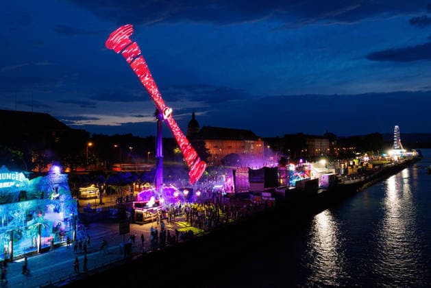 Johannisnacht, Mainz, 19.06.2026 Blick von der Theodor-Heuss-Brücke auf das Rheinufer mit zahlreichen Fahrgeschäften für mutige Festbesucher Impressionen von der Mainzer Johannisnacht in der Mainzer Innenstadt, Aktuelles Zeitgeschehen, Rheinland-Pfalz, Mainzer Johannisnacht in Mainz am 19.06.2026 Mainz Innenstadt Rheinland-Pfalz Deutschland *** St. Johns Night, Mainz, June 19, 2026 Copyright: xStephanxHahnex