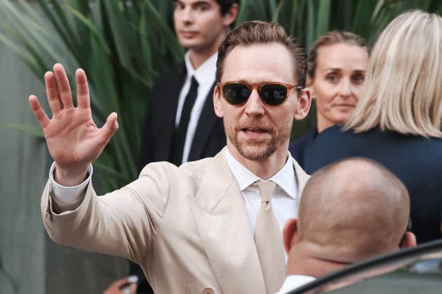 IPA85867431 - Milan, Milan Fashion Week Menswear Spring Summer 2027 - Men s Fashion, Spring Summer 2027 - Ralph Lauren Fashion Show, June 19, 2026 - Guests arriving. Pictured: Tom Hiddleston (British actor)  Copyright: xAlessandroxBremecx xx 85867431
