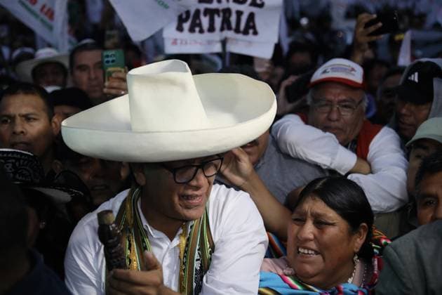 Supporters march with Roberto Sanchez in Lima amid vote count dispute LIMA, PERU - JUNE 19: Thousands of citizens march alongside presidential candidate Roberto Sanchez in Lima, Peru, on June 19, 2026. Sanchez joined the demonstration with supporters calling for transparency in the electoral process and backing claims raised by his political movement as the official vote count continues. The march took place amid questions over the vote tally and the handling of some electoral records. With 99.5 percent of ballots counted, Sánchez trails Keiko Fujimori by approximately 40,000 votes. Klebher Vasquez Anadolu Lima Peru. Editorial use only. Please get in touch for any other usage.  Copyright: x2026xAnadoluxKlebherxVasquezx