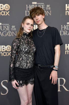 Lucy Hellenbrecht mit Finn bei der Premiere der 3. Staffel der Sky Now Serie House of the Dragon im Kino International. Berlin, 19.06.2026 *** Lucy Hellenbrecht with Finn at the premiere of Season 3 of the Sky Now series House of the Dragon at Kino International in Berlin, June 19, 2026,detected_source_language Foto:xM.xBehrensx xFuturexImagex dragon_berlin_6633