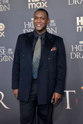 Abubakar Salim bei der Premiere der 3. Staffel der Sky Now Serie House of the Dragon im Kino International. Berlin, 19.06.2026 *** Abubakar Salim at the premiere of Season 3 of the Sky Now series House of the Dragon at Kino International in Berlin, June 19, 2026,detected_source_language Foto:xM.xBehrensx xFuturexImagex dragon_berlin_6681