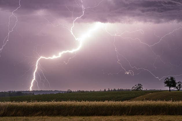 Wetterfeature, Ein Blitz zuckt bei einem Sommergewitter in der Nacht in Pforzheim. Pforzheim Baden-Württemberg Deutschland Pforzheim *** Weather Feature Copyright: x xonw-imagesx xAlexanderxWolfx