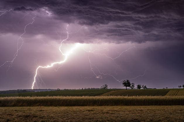 Wetterfeature, Ein Blitz zuckt bei einem Sommergewitter in der Nacht in Pforzheim. Pforzheim Baden-Württemberg Deutschland Pforzheim *** Weather Feature Copyright: x xonw-imagesx xAlexanderxWolfx