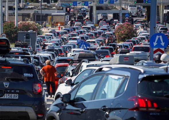 Schengen Entry Exit System North Macedonia and Greece border GEVGELIJA, NORTH MACEDONIA - JUNE 20: A view of the kilometer-long queues of vehicles heading toward Greece at the Evzoni border crossing in Gevgelija, North Macedonia on June 20, 2026. Travelers face hours-long delays amid heavy summer traffic and the implementation of the new Schengen Entry Exit System (EES), which requires the collection of biometric data from passengers. Nake Batev Anadolu Gevgelija North Macedonia. Editorial use only. Please get in touch for any other usage.  Copyright: x2026xAnadoluxNakexBatevx