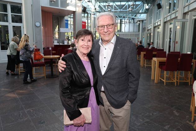 Joachim Jo Brauner, former Tagesschau anchor, attended the premiere of the comedy Höchste Zeit with his wife Ann, Comedy at the Winterhuder Fährhaus. This musical comedy, featuring hits from the ’70s through the ’90s, follows four women going through menopause who, on the eve of a wedding, grapple with the big questions about love, marriage, and the perfec