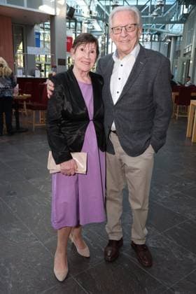 Joachim Jo Brauner, former Tagesschau anchor, attended the premiere of the comedy Höchste Zeit with his wife Ann, Comedy at the Winterhuder Fährhaus. This musical comedy, featuring hits from the ’70s through the ’90s, follows four women going through menopause who, on the eve of a wedding, grapple with the big questions about love, marriage, and the perfec