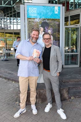 Actor Tetje Mierendorf and theater director Dieter Powitz at the premiere of the comedy Höchste Zeit, Comedy at the Winterhuder Fährhaus. This musical comedy, featuring hits from the ’70s through the ’90s, follows four women going through menopause who, on the eve of a wedding, grapple with the big questions about love, marriage, and the perfect partner, Hamburg, June 1