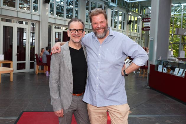 Actor Tetje Mierendorf and theater director Dieter Powitz at the premiere of the comedy Höchste Zeit, Comedy at the Winterhuder Fährhaus. This musical comedy, featuring hits from the ’70s through the ’90s, follows four women going through menopause who, on the eve of a wedding, grapple with the big questions about love, marriage, and the perfect partner, Hamburg, June 1