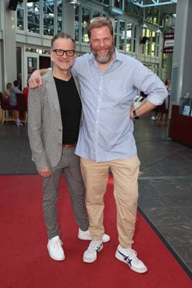 Actor Tetje Mierendorf and theater director Dieter Powitz at the premiere of the comedy Höchste Zeit, Comedy at the Winterhuder Fährhaus. This musical comedy, featuring hits from the ’70s through the ’90s, follows four women going through menopause who, on the eve of a wedding, grapple with the big questions about love, marriage, and the perfect partner, Hamburg, June 1