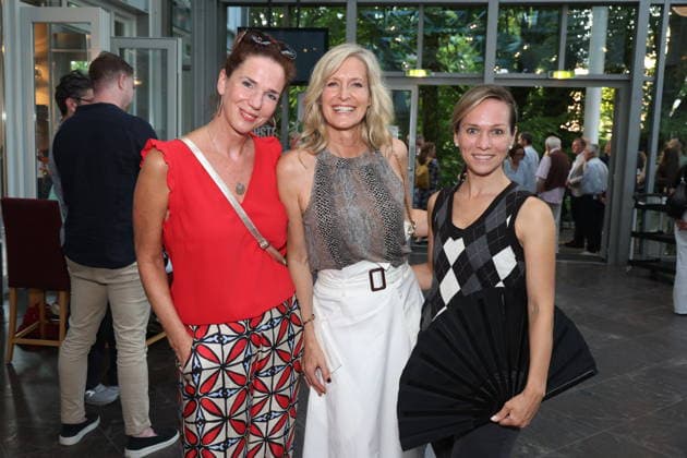 Franziska Becker, Bianca Karsten, and Ilka Groenewold at the premiere of the comedy Höchste Zeit, Comedy at the Winterhuder Fährhaus. This musical comedy, featuring hits from the ’70s through the ’90s, follows four women going through menopause who, on the eve of a wedding, grapple with the big questions about love, marriage, and the perfect partner, Hamburg, June 19, 2026,dete