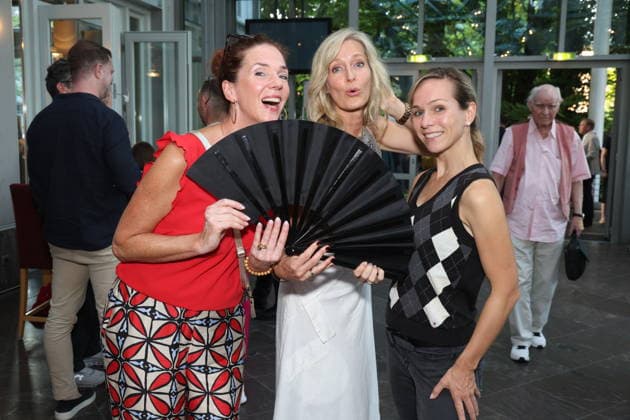 Franziska Becker, Bianca Karsten, and Ilka Groenewold at the premiere of the comedy Höchste Zeit, Comedy at the Winterhuder Fährhaus. This musical comedy, featuring hits from the ’70s through the ’90s, follows four women going through menopause who, on the eve of a wedding, grapple with the big questions about love, marriage, and the perfect partner, Hamburg, June 19, 2026,dete