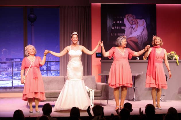 Eva Brunner, Charlotte Heinke, Heike Jonca, and Nini Stadlmann on stage at the premiere of the comedy Höchste Zeit, Winterhuder Fährhaus Comedy. This musical comedy, featuring hits from the ’70s through the ’90s, follows four women going through menopause who, on the eve of a wedding, grapple with the big questions about love, marriage, and the perfect par