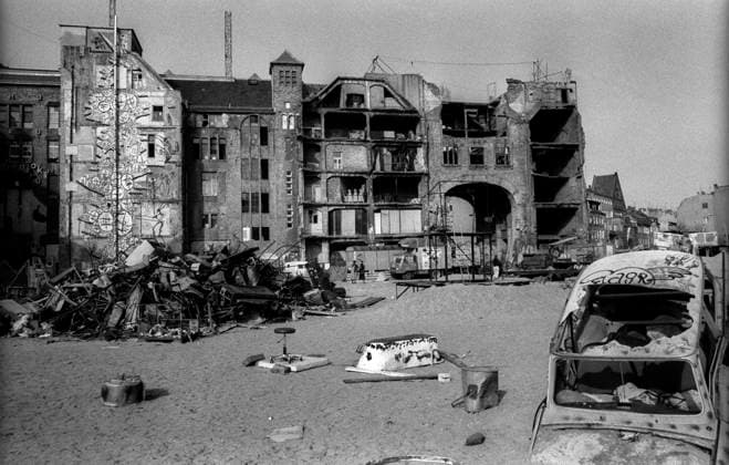 Tacheles Deutschland, Berlin, 20.03.1993, hinterm multikulturellen Zentrum Tacheles, Autowracks, Â *** Tacheles, Germany, Berlin, March 20, 1993, behind the Tacheles Multicultural Center, wrecked cars, Â,detected_source_language