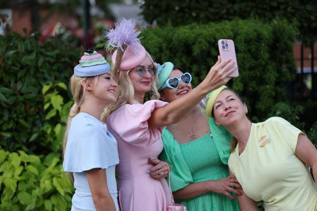 . 20 06 2026. Ascot , United Kingdom. Racegoers arriving for the final day of Royal Ascot, United Kingdom.  xStephenxLockx xi-Imagesx IIM-26841-0005