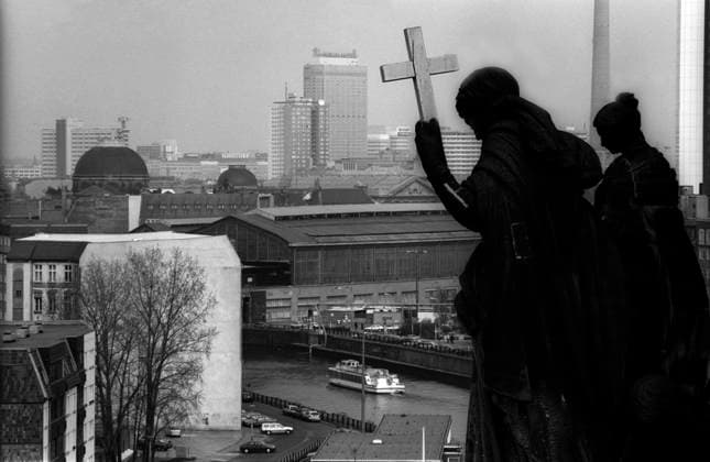 Zukünftige Regierungsgebäude Deutschland, Berlin, 31.03.1993, auf dem Dach des Reichstagsgebäudes, Figur mit Kreuz, Blick nach Osten: Spree, Ausflugsschiff, Bahnhof Friedrichstraße, Forum Hotel, Â *** Future Government Buildings, Germany, Berlin, March 31, 1993, on the roof of the Reichstag building, figure holding a cross, view toward the east