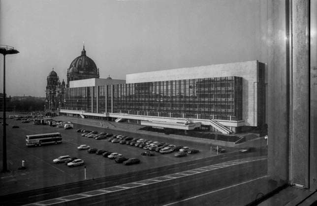 geplante Regierungsgebäude Deutschland, Berlin, 31.03.1993, Palast der Republik aus dem Fenster Erich Honeckers Staatsratsgebäude gesehen, Marx-Engels-Platz, (Berliner Dom), Â *** Planned government buildings in Germany, Berlin, March 31, 1993; the Palace of the Republic as seen from the window of Erich Honeckers State Council building, Marx-Engels-Platz, Berlin Cathedral, Â,detected_source_language