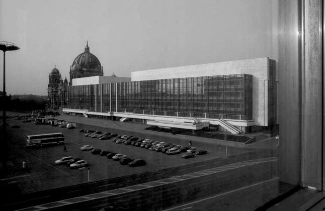 geplante Regierungsgebäude Deutschland, Berlin, 31.03.1993, Palast der Republik aus dem Fenster Erich Honeckers Staatsratsgebäude gesehen, Marx-Engels-Platz, (Berliner Dom), Â *** Planned government buildings in Germany, Berlin, March 31, 1993; the Palace of the Republic as seen from the window of Erich Honeckers State Council building, Marx-Engels-Platz, Berlin Cathedral, Â,detected_source_language
