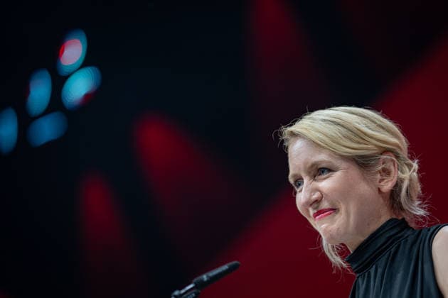 Ines Schwerdtner, Parteivorsitzende, hält eine Rede zum Abschied ihres Co-Vorsitzenden;Bundesparteitag Die Linke in Potsdam - Potsdamer Parteitag 2026, Potsdam Brandenburg Deutschland Metropolis-Halle *** Ines Schwerdtner, party chair, delivers a farewell speech to her co-chair at the federal party convention of Die Linke in Potsdam; 2026 Potsdam Party Convention, Potsdam, Brandenburg, Germany; Metropolis Halle,detected_source_language
