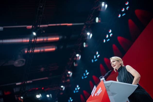 Ines Schwerdtner, Parteivorsitzende, hält eine Rede zum Abschied ihres Co-Vorsitzenden;Bundesparteitag Die Linke in Potsdam - Potsdamer Parteitag 2026, Potsdam Brandenburg Deutschland Metropolis-Halle *** Ines Schwerdtner, party chair, delivers a farewell speech to her co-chair at the federal party convention of Die Linke in Potsdam; 2026 Potsdam Party Convention, Potsdam, Brandenburg, Germany; Metropolis Halle,detected_source_language