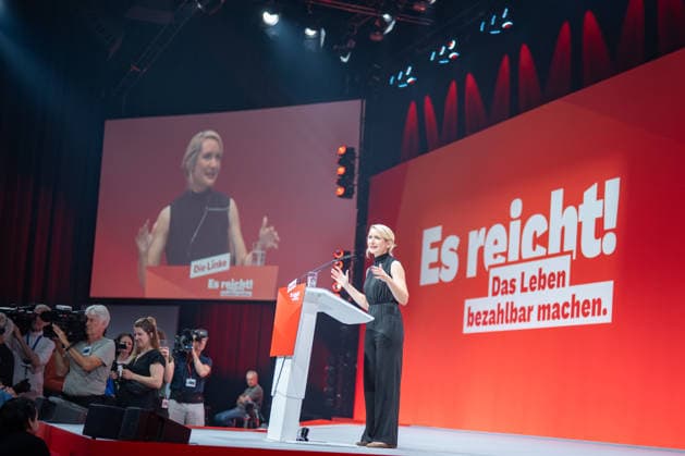 Ines Schwerdtner, Parteivorsitzende, hält eine Rede zum Abschied ihres Co-Vorsitzenden;Bundesparteitag Die Linke in Potsdam - Potsdamer Parteitag 2026, Potsdam Brandenburg Deutschland Metropolis-Halle *** Ines Schwerdtner, party chairwoman, delivers a farewell speech to her co-chair at the federal party convention of Die Linke in Potsdam; 2026 Potsdam Party Convention, Potsdam, Brandenburg, Germany; Metropolis Halle,detected_source_language