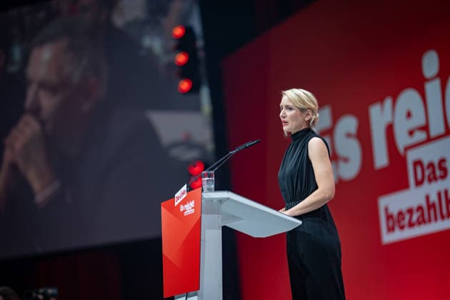 Ines Schwerdtner, Parteivorsitzende, hält eine Rede zum Abschied ihres Co-Vorsitzenden;Bundesparteitag Die Linke in Potsdam - Potsdamer Parteitag 2026, Potsdam Brandenburg Deutschland Metropolis-Halle *** Ines Schwerdtner, party chairwoman, delivers a farewell speech to her co-chair at the federal party convention of Die Linke in Potsdam; 2026 Potsdam Party Convention, Potsdam, Brandenburg, Germany; Metropolis Halle,detected_source_language