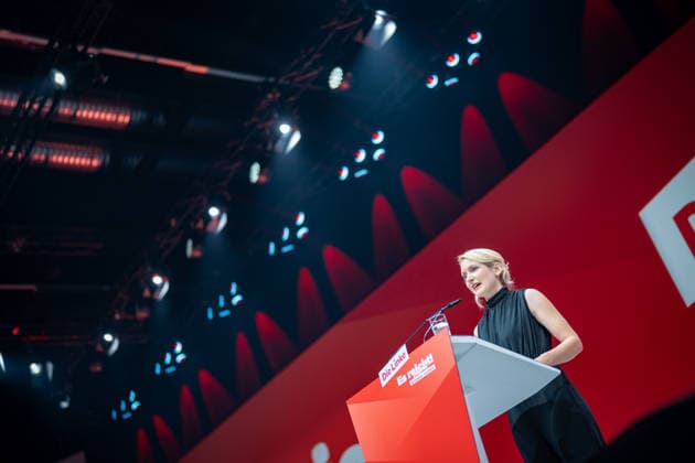 Ines Schwerdtner, Parteivorsitzende, hält eine Rede zum Abschied ihres Co-Vorsitzenden;Bundesparteitag Die Linke in Potsdam - Potsdamer Parteitag 2026, Potsdam Brandenburg Deutschland Metropolis-Halle *** Ines Schwerdtner, party chairwoman, delivers a farewell speech to her co-chair at the federal party convention of Die Linke in Potsdam; 2026 Potsdam Party Convention, Potsdam, Brandenburg, Germany; Metropolis Halle,detected_source_language
