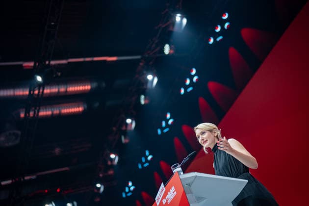 Ines Schwerdtner, Parteivorsitzende, hält eine Rede zum Abschied ihres Co-Vorsitzenden;Bundesparteitag Die Linke in Potsdam - Potsdamer Parteitag 2026, Potsdam Brandenburg Deutschland Metropolis-Halle *** Ines Schwerdtner, party chairwoman, delivers a farewell speech to her co-chair at the federal party convention of Die Linke in Potsdam; 2026 Potsdam Party Convention, Potsdam, Brandenburg, Germany; Metropolis Halle,detected_source_language
