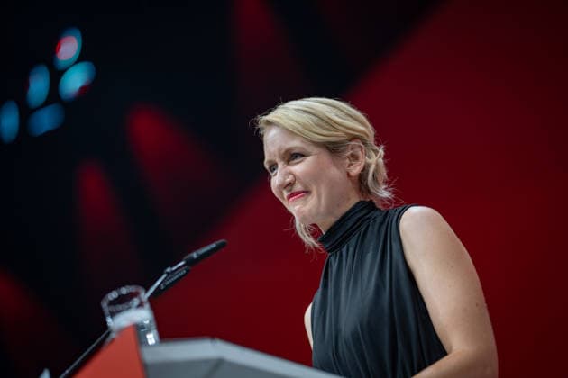 Ines Schwerdtner, Parteivorsitzende, hält eine Rede zum Abschied ihres Co-Vorsitzenden;Bundesparteitag Die Linke in Potsdam - Potsdamer Parteitag 2026, Potsdam Brandenburg Deutschland Metropolis-Halle *** Ines Schwerdtner, party chairwoman, delivers a farewell speech to her co-chair at the federal party convention of Die Linke in Potsdam; 2026 Potsdam Party Convention, Potsdam, Brandenburg, Germany; Metropolis Halle,detected_source_language