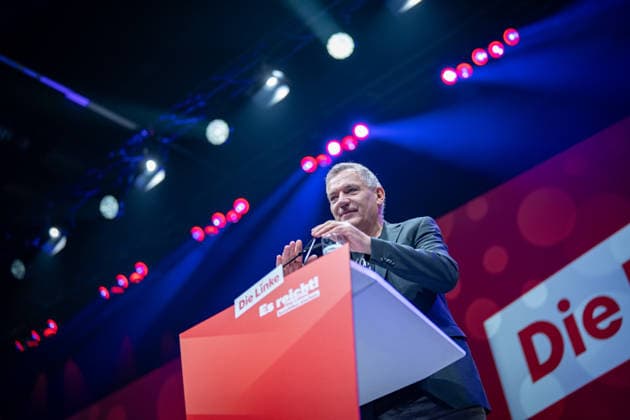 Der bisherigen Parteivorsitzende Jan van Aken hält anlässlich seines Ausscheidens eine Abschiedsrede;Bundesparteitag Die Linke in Potsdam - Potsdamer Parteitag 2026, Potsdam Brandenburg Deutschland Metropolis-Halle *** Jan van Aken, the partys former chairman, delivers a farewell speech on the occasion of his departure at the federal party convention of Die Linke in Potsdam; 2026 Potsdam Party Convention, Potsdam, Brandenburg, Germany; Metropolis Halle,detected_source_language