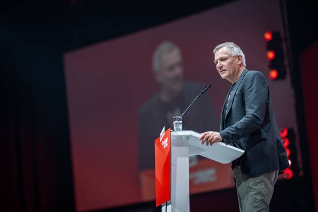 Der bisherigen Parteivorsitzende Jan van Aken hält anlässlich seines Ausscheidens eine Abschiedsrede;Bundesparteitag Die Linke in Potsdam - Potsdamer Parteitag 2026, Potsdam Brandenburg Deutschland Metropolis-Halle *** Jan van Aken, the partys former chairman, delivers a farewell speech on the occasion of his departure at the federal party convention of Die Linke in Potsdam; 2026 Potsdam Party Convention, Potsdam, Brandenburg, Germany; Metropolis Halle,detected_source_language