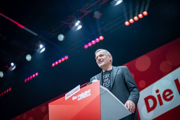Der bisherigen Parteivorsitzende Jan van Aken hält anlässlich seines Ausscheidens eine Abschiedsrede;Bundesparteitag Die Linke in Potsdam - Potsdamer Parteitag 2026, Potsdam Brandenburg Deutschland Metropolis-Halle *** Jan van Aken, the partys former chairman, delivers a farewell speech on the occasion of his departure at the federal party convention of Die Linke in Potsdam; 2026 Potsdam Party Convention, Potsdam, Brandenburg, Germany; Metropolis Halle,detected_source_language
