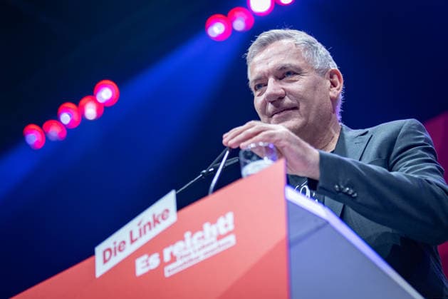 Der bisherigen Parteivorsitzende Jan van Aken hält anlässlich seines Ausscheidens eine Abschiedsrede;Bundesparteitag Die Linke in Potsdam - Potsdamer Parteitag 2026, Potsdam Brandenburg Deutschland Metropolis-Halle *** Jan van Aken, the partys former chairman, delivers a farewell speech on the occasion of his departure at the federal party convention of Die Linke in Potsdam; 2026 Potsdam Party Convention, Potsdam, Brandenburg, Germany; Metropolis Halle,detected_source_language